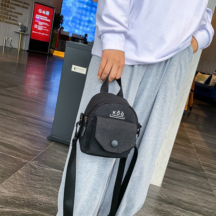 Minimalist Canvas Crossbody Bag for Daily Use with Zipper Closure and Stylish Design