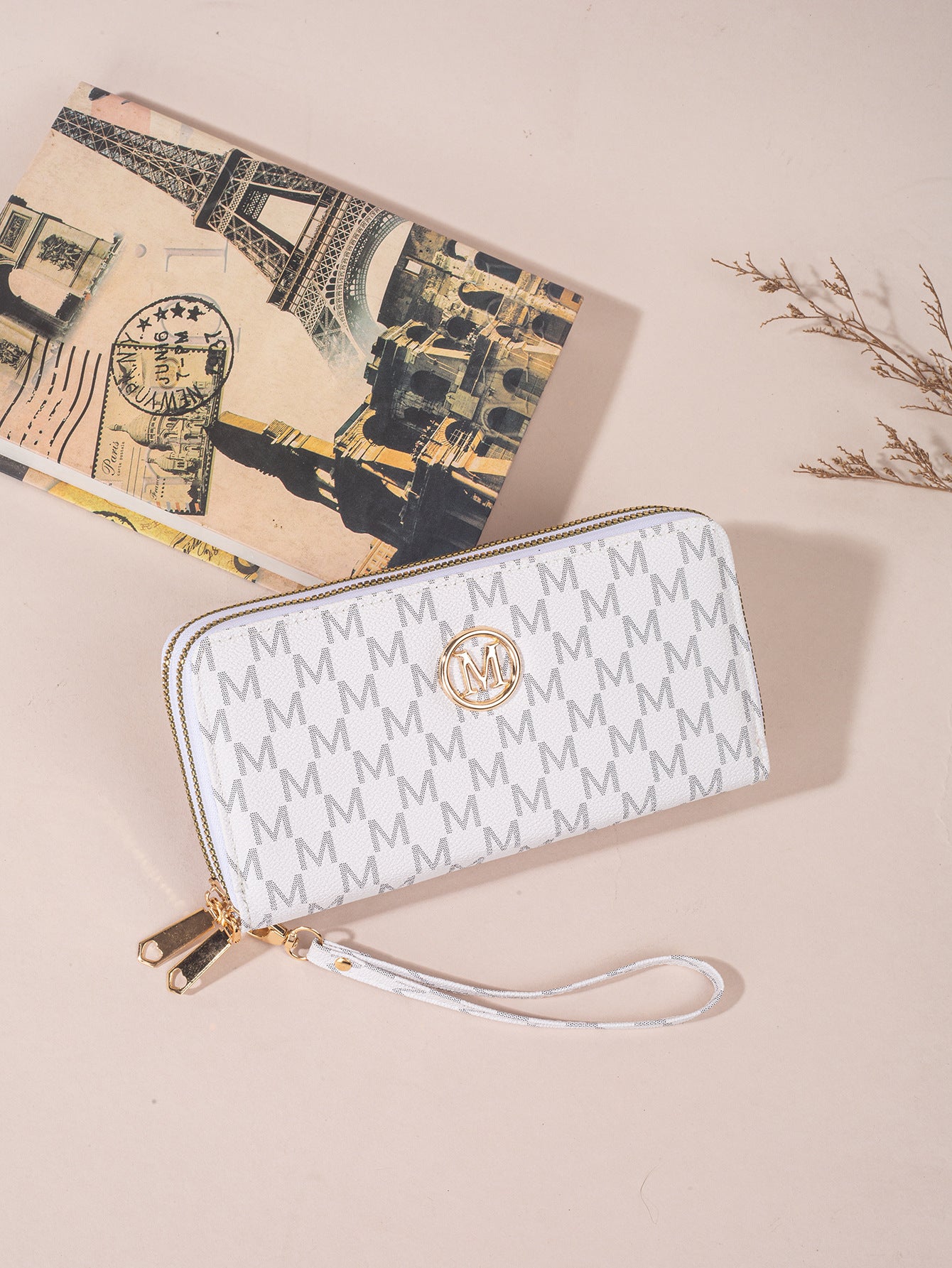 Stylish Women's Wallet with Zipper Closure and Multiple Card Slots for Everyday Use