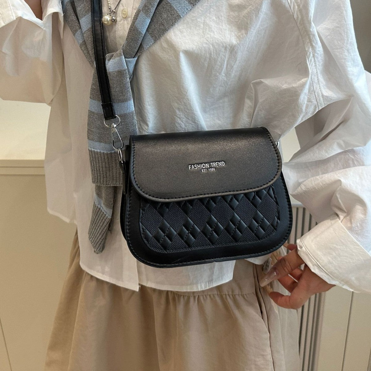 Minimalist Fashion Crossbody Saddle Bag for Women with Quilted Design and Stylish Flap Closure