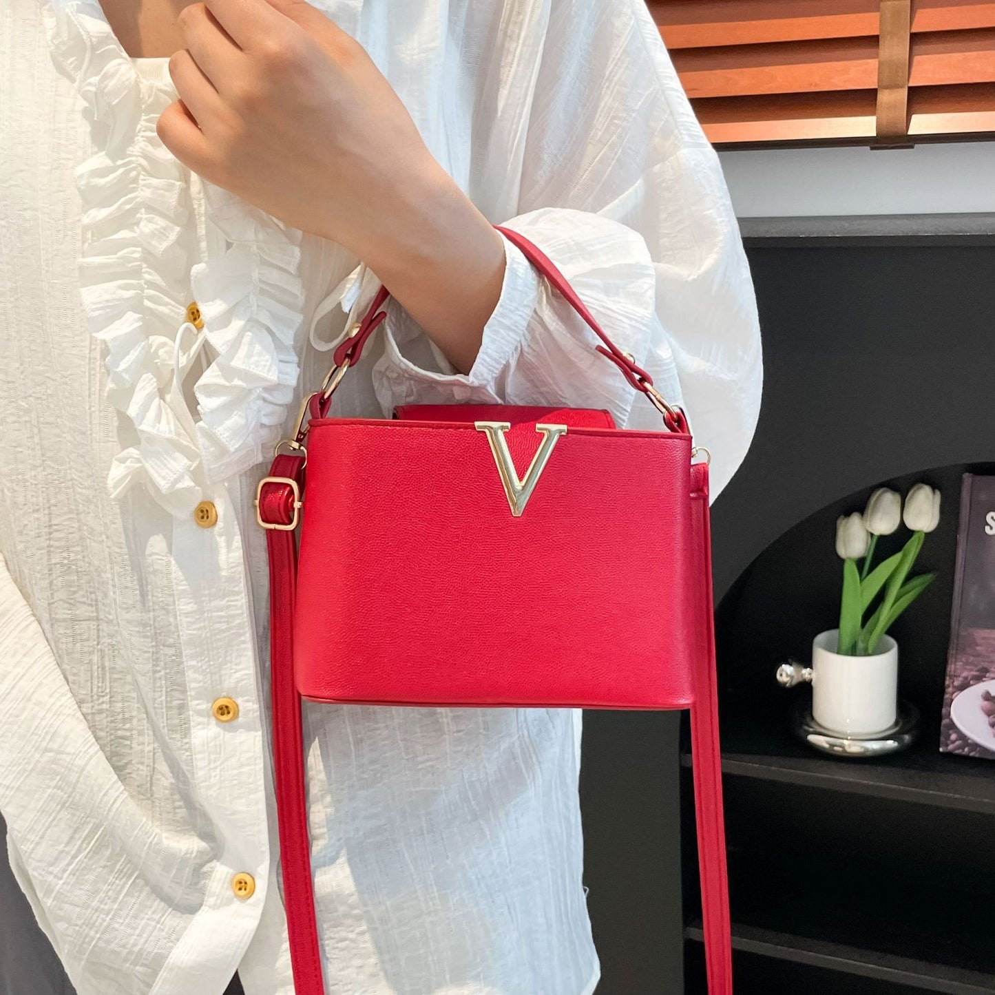 Light Luxury Bag Women's New V-Shaped Fashion Classy Bucket Bag Large Capacity Work Commuter Portable Shoulder Oblique
