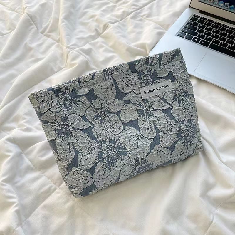 New Fashion Floral Embossed Makeup Bag with Large Capacity, Portable Travel Organizing Pouch for Daily Use