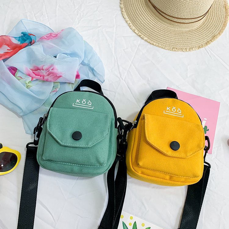 Minimalist Canvas Crossbody Bag for Daily Use with Zipper Closure and Stylish Design
