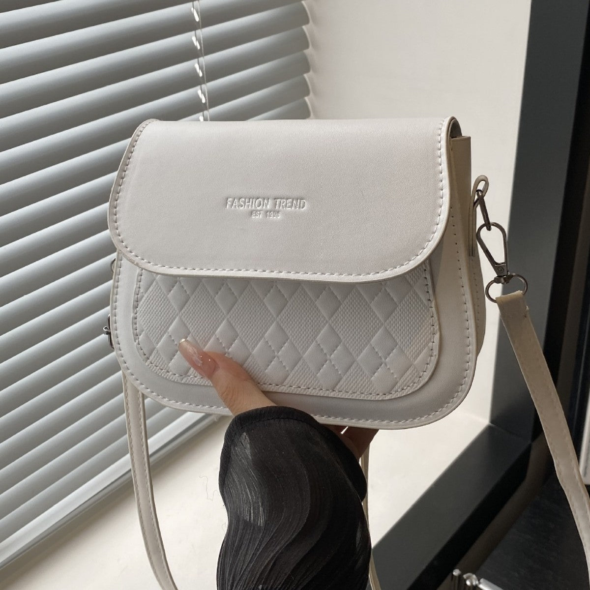 Minimalist Fashion Crossbody Saddle Bag for Women with Quilted Design and Stylish Flap Closure