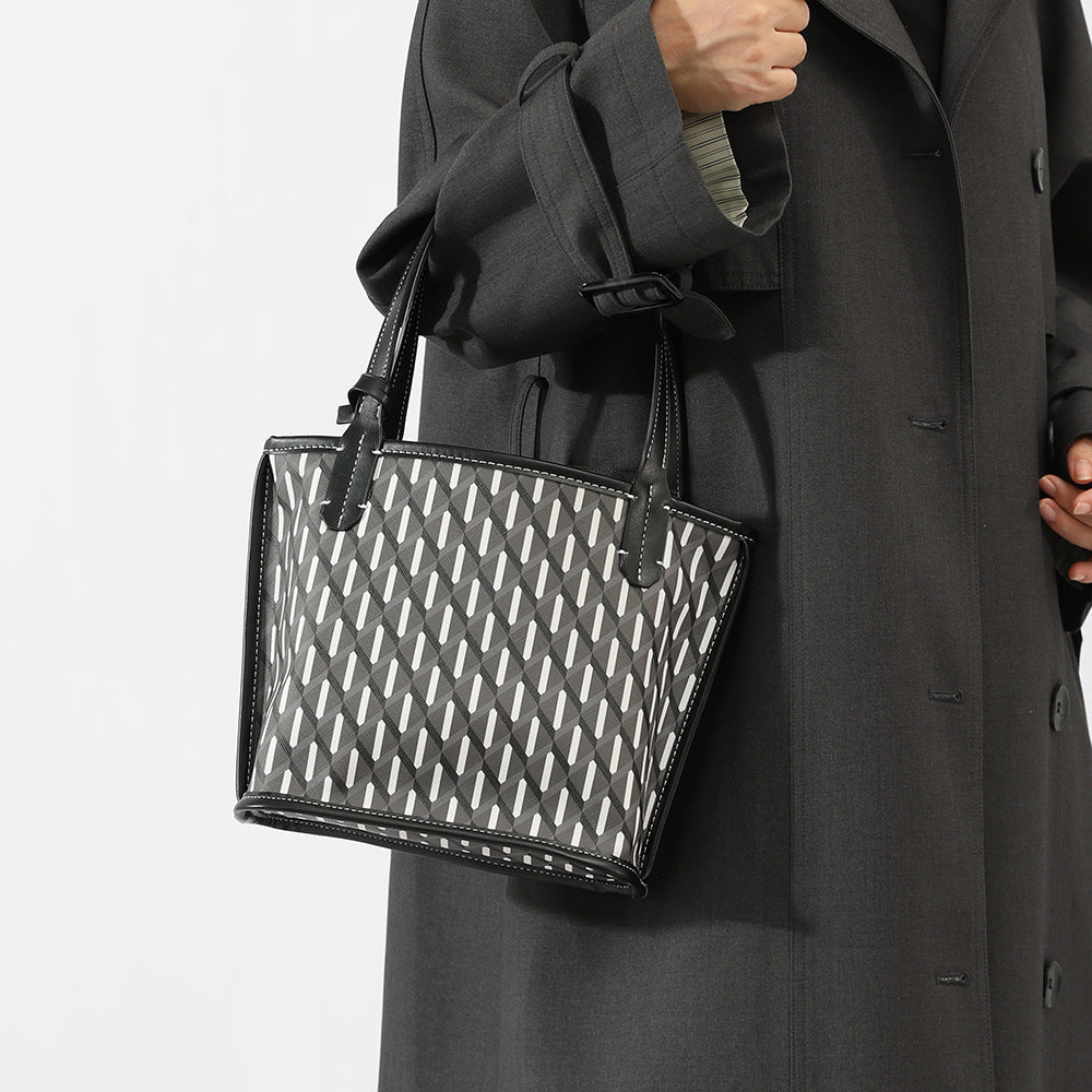 New Tote Bag Women's Large Capacity Commuting Fashion Portable Bucket Bag Black and White Lattice Pattern Dog Teeth Bag