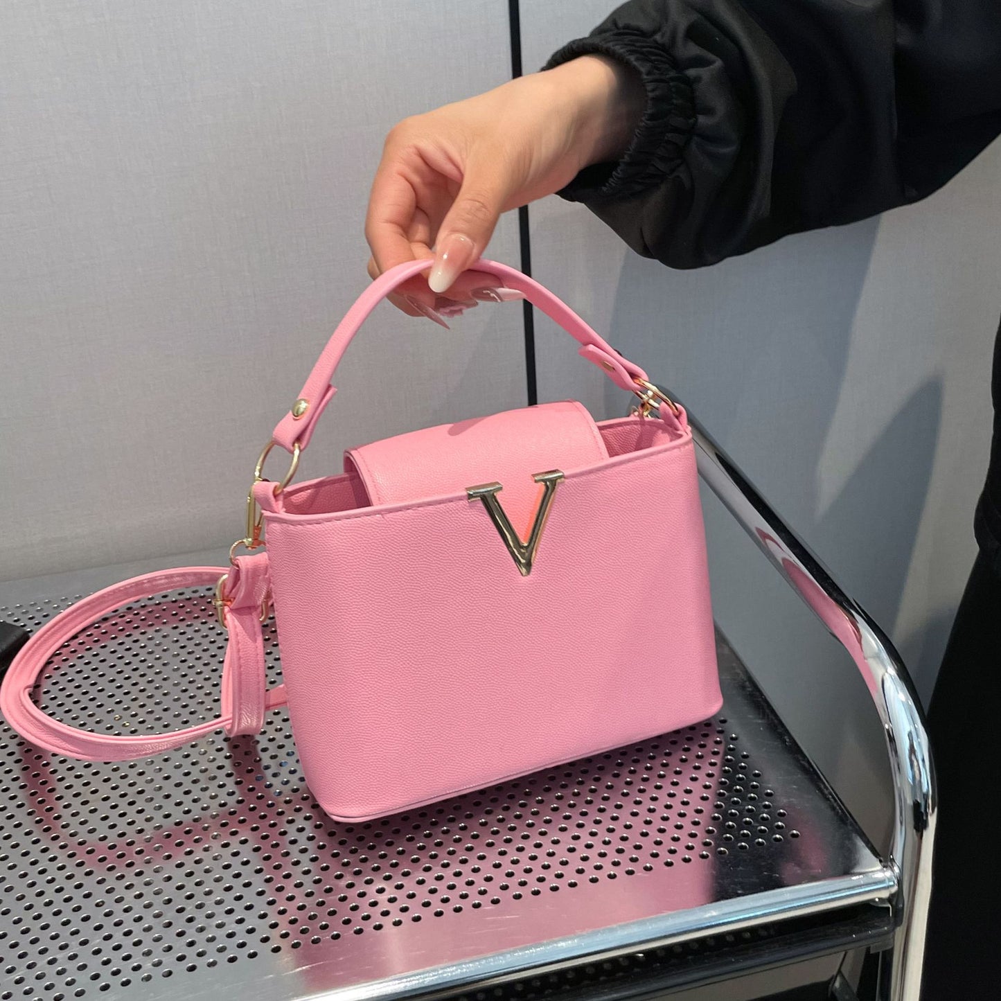 Light Luxury Bag Women's New V-Shaped Fashion Classy Bucket Bag Large Capacity Work Commuter Portable Shoulder Oblique