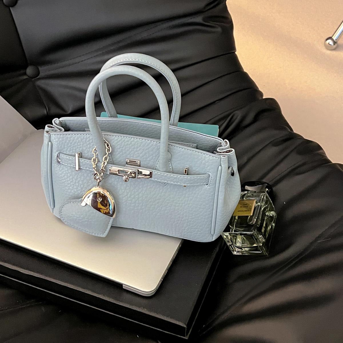 New Fashion Mini Lychee Pattern Handbag Classic Retro Design with Exquisite Metal Hardware Pendant High Sense