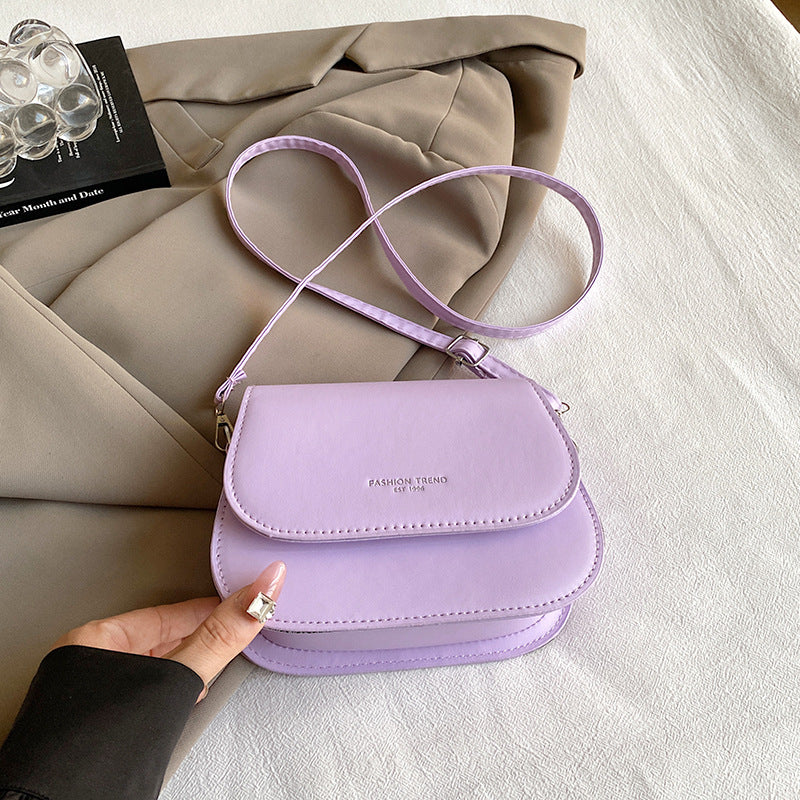 Minimalist Crossbody Saddle Bag with Magnetic Closure and Stitching Details for Daily Chic Style
