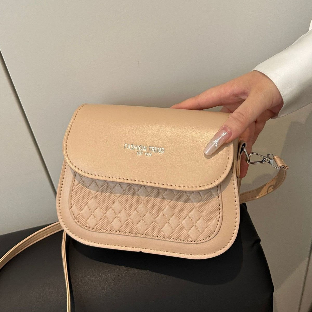 Minimalist Fashion Crossbody Saddle Bag for Women with Quilted Design and Stylish Flap Closure