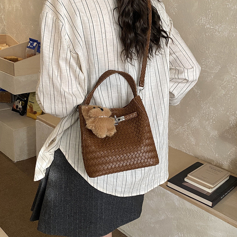 New Fashion Woven Bucket Bag with Cute Plush Pendant Urban Simple Style Daily Shoulder Messenger Bag