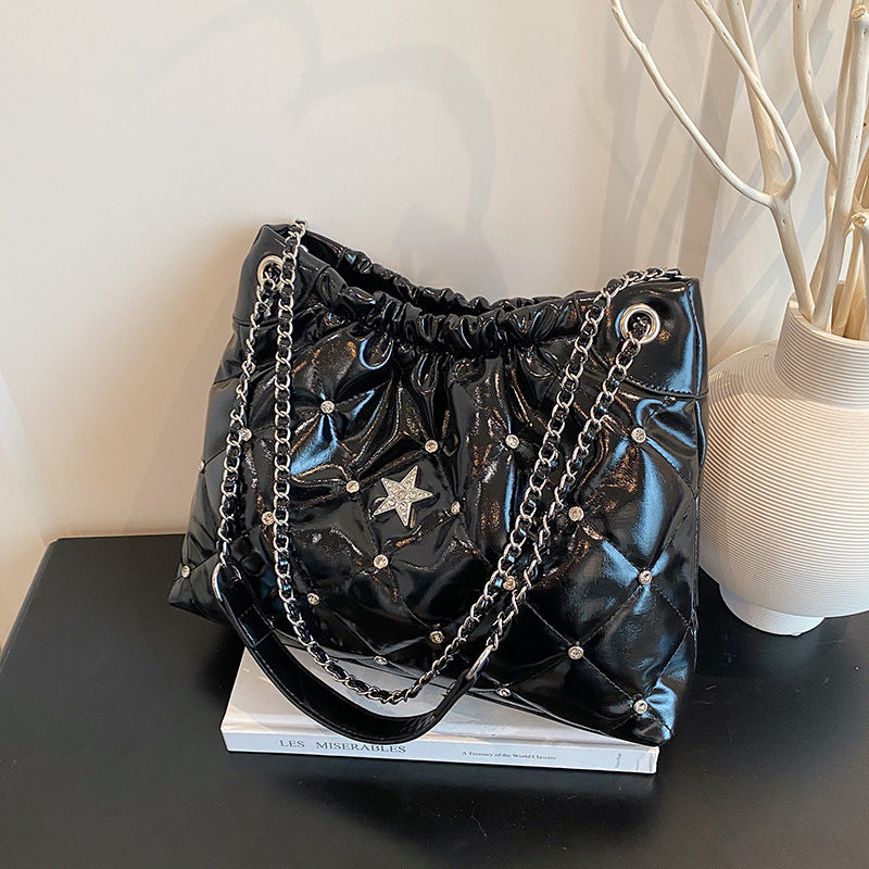 Chic Quilted Chain Shoulder Bag with Star Detail, Fashionable Bucket Shape for Everyday Style
