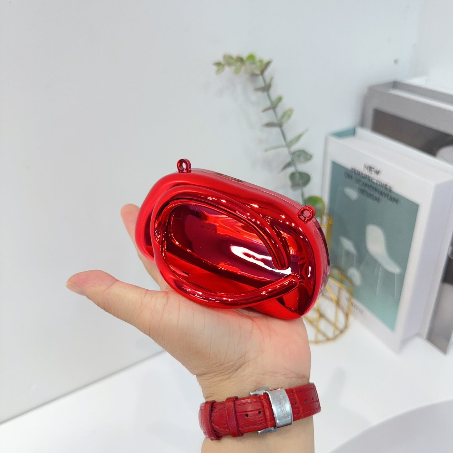Chic Acrylic Clutch Bag with Chain Strap for Women, Mini Crossbody Evening Bag with Magnetic Closure and Shell Shape Design