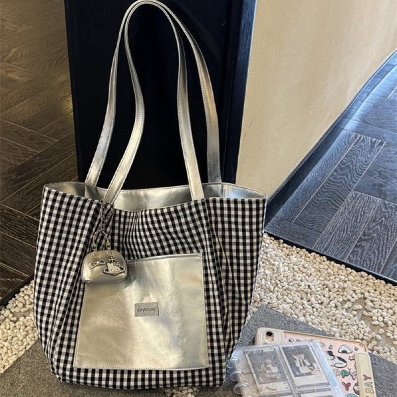 Chic Checkered Tote Bag with Metallic Accents and Spacious Interior for Daily Use