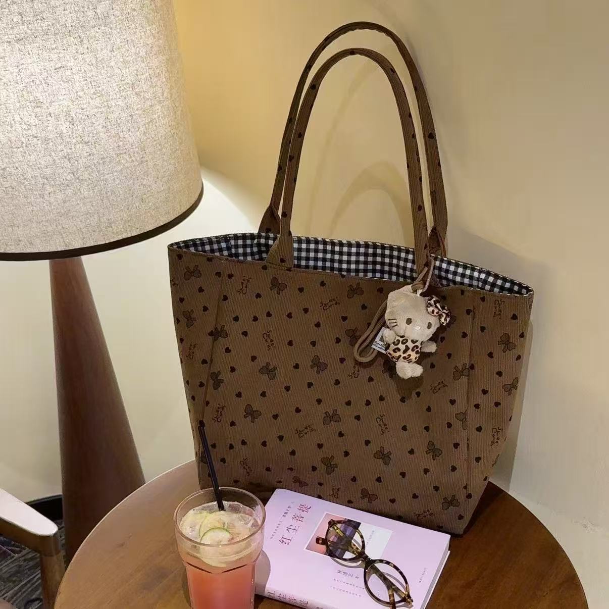 2025 New Large Capacity Tote Bag for Women with Heart and Bow Pattern, Fashionable Shoulder Bag for Daily Commute and Casual Use