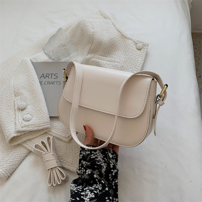 Chic Minimalist Saddle Crossbody Bag with Stitching Details for Everyday Fashion