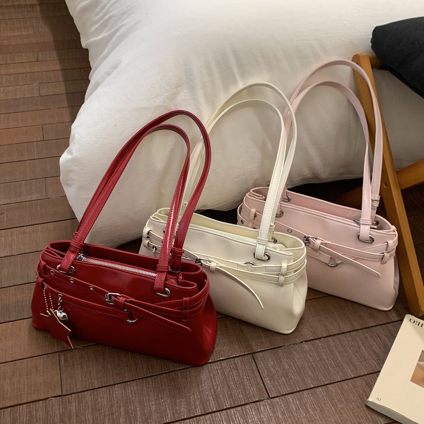 Elegant Large Capacity Vintage Shoulder Bag for Women, Stylish Crossbody Tote with Heart Charm and Star Pendant
