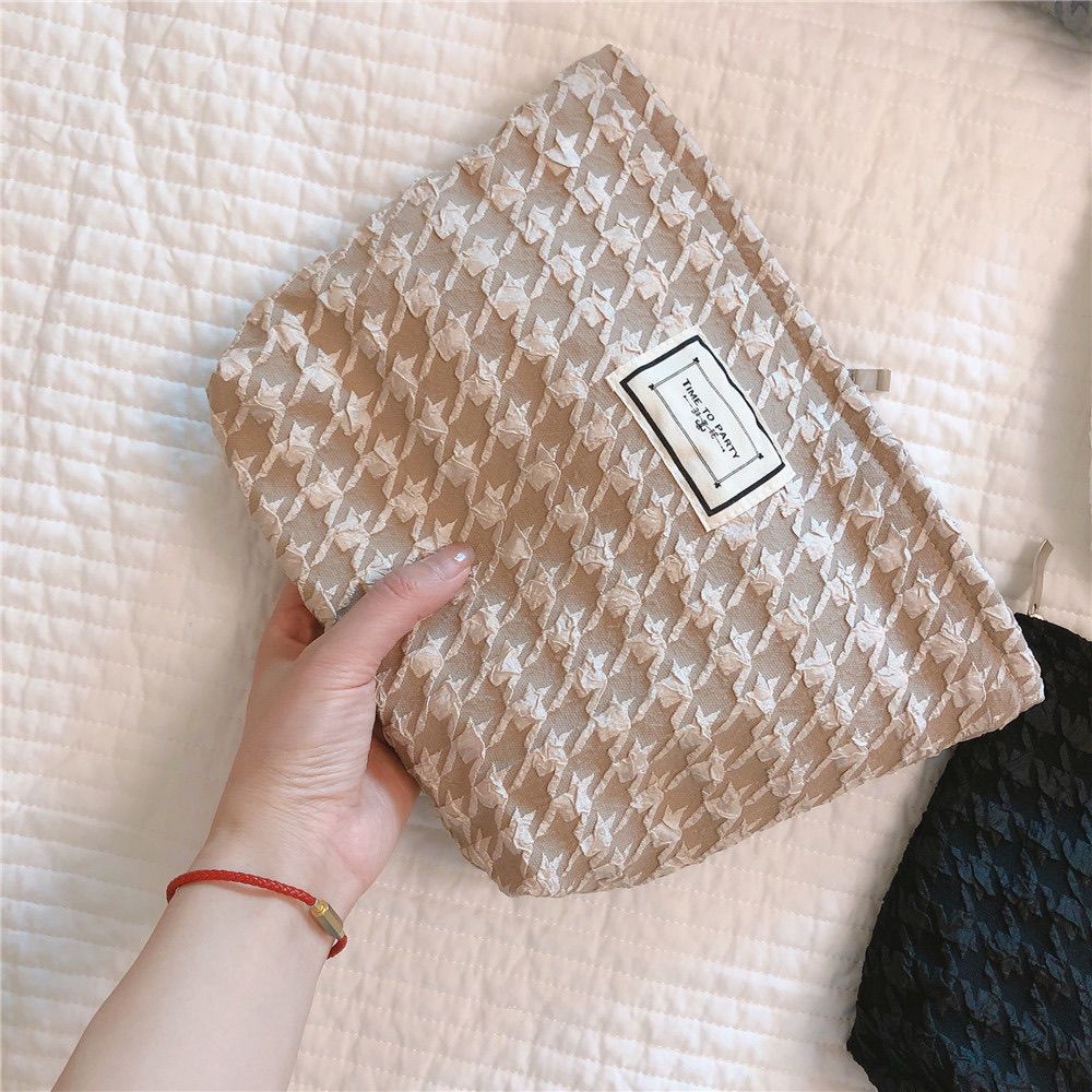 High Sense Women's Cosmetic Bag Large Capacity Portable Liner Buggy Bag Exquisite Embossed Design