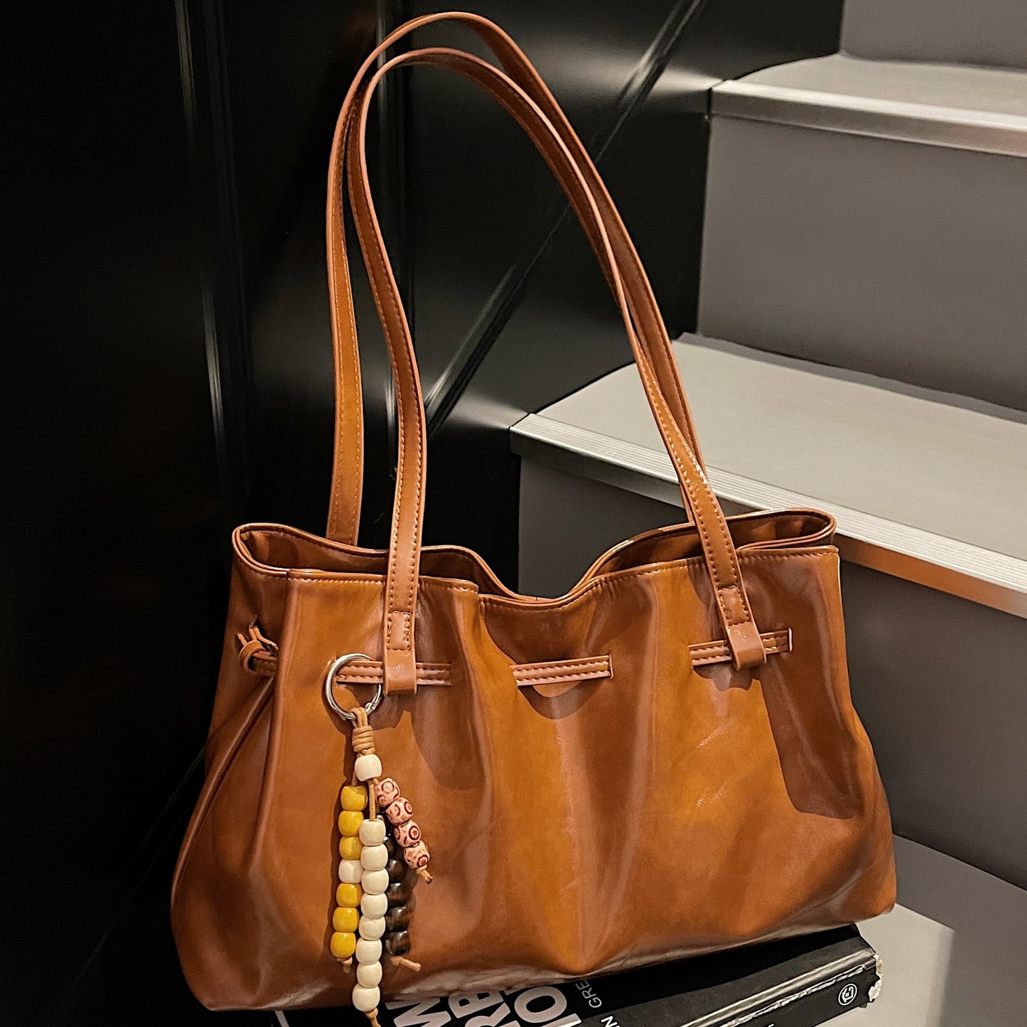 2025 New Fashion Women's Large Capacity Tote Bag with Retro Charm, Stylish Shoulder Bag for Daily Commute and Casual Wear