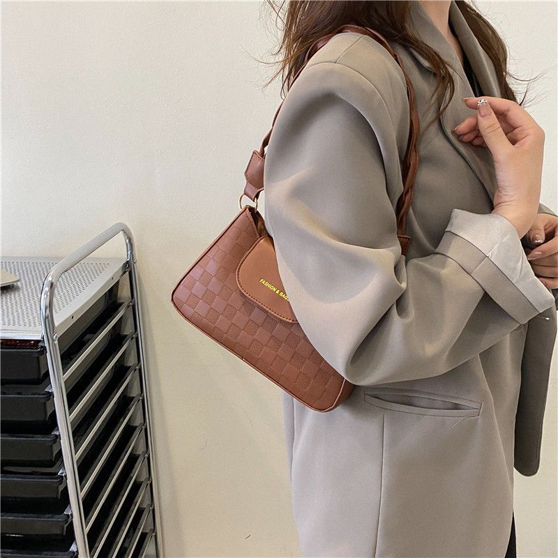 Chic Mini Shoulder Bag 2026 New Fashion Crossbody Bag with Quilted Design and Braided Strap for Everyday Style
