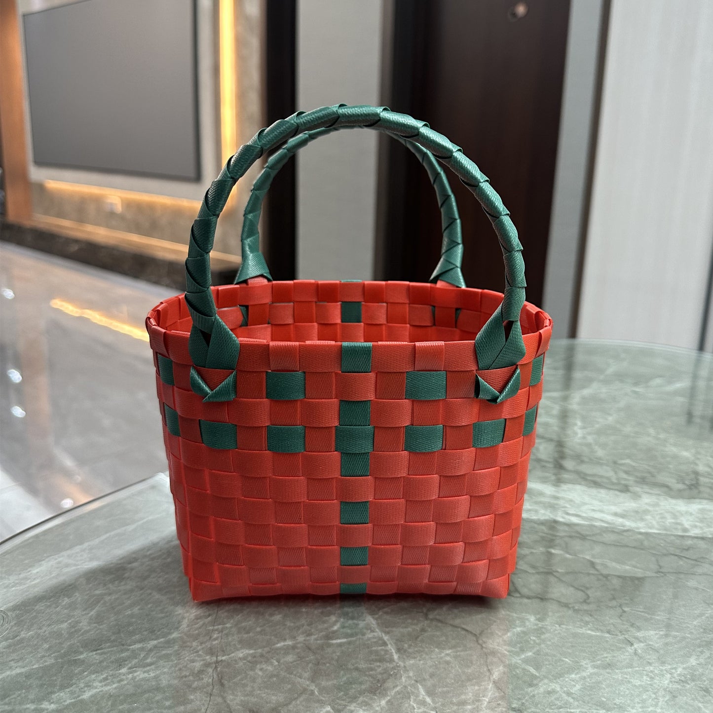 Handwoven Checkerboard Tote Bag for Women, Fashionable Beach & Daily Use, Soft PVC Material with Open Top and Inner Pockets