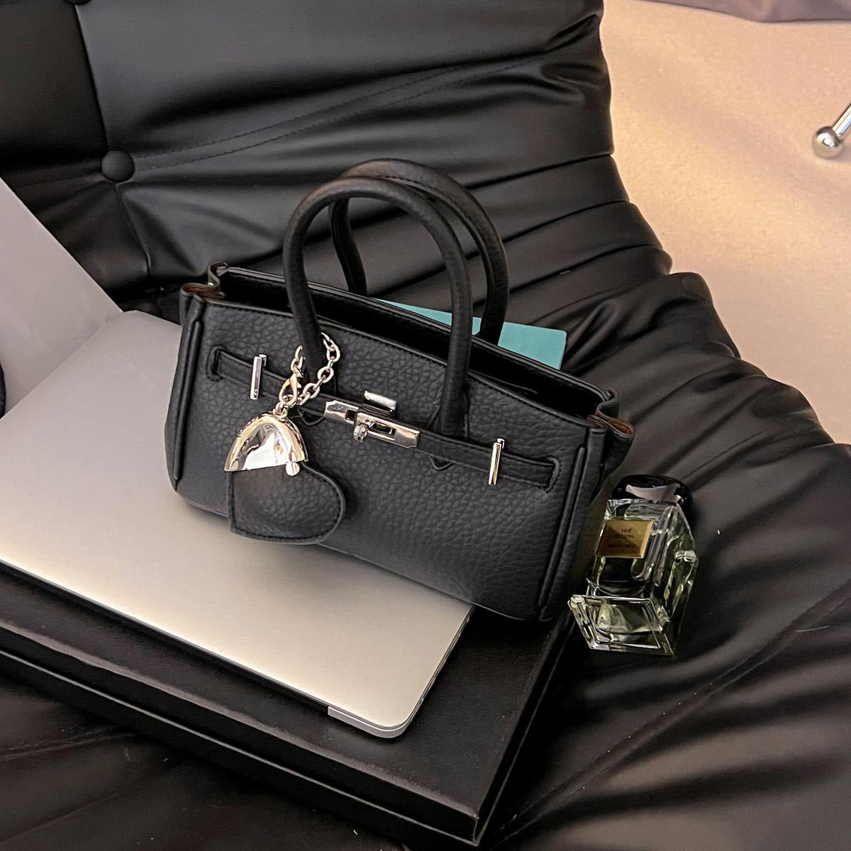 New Fashion Mini Lychee Pattern Handbag Classic Retro Design with Exquisite Metal Hardware Pendant High Sense
