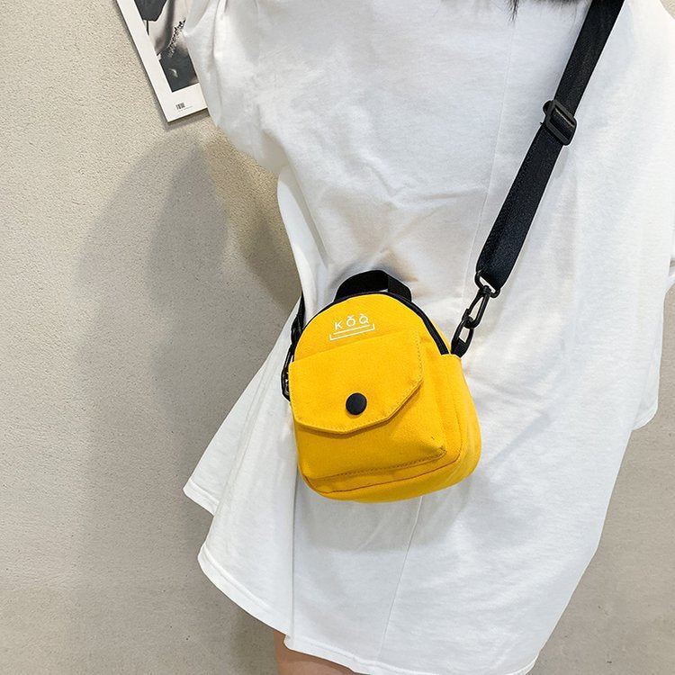 Minimalist Canvas Crossbody Bag for Daily Use with Zipper Closure and Stylish Design
